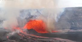 Uno spettacolare "volnado" sfiora una fontana di lava sul vulcano Kilauea alle Hawaii