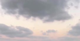 Il bimbo scalzo e in lacrime che fugge da Gaza con la sorellina in spalla