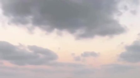 Il bimbo scalzo e in lacrime che fugge da Gaza con la sorellina in spalla