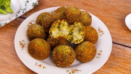 BROCCOLI BALLS; they're cheesy and delicious!