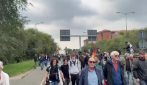 Manifestanti per Gaza invadono la tangenziale est a Milano durante lo sciopero generale
