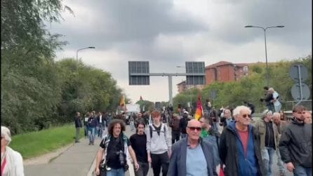 Manifestanti per Gaza invadono la tangenziale est a Milano durante lo sciopero generale