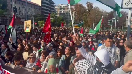 Corteo per Gaza di venerdì 3 ottobre a Milano: in strada sfilano 30mila persone