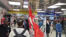 Manifestanti occupano i binari della stazione di Napoli per Gaza: "Per la Flotilla blocchiamo tutto"