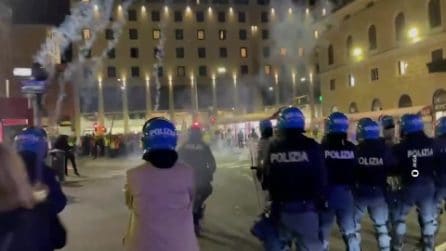 Scontri tra manifestanti e polizia a Bologna: lancio di lacrimogeni verso la folla