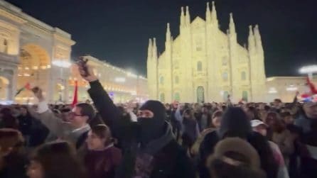 MIlano, corteo per Gaza: attivisti fanno un minuto di silenzio e rumore con le chiavi in piazza Duomo