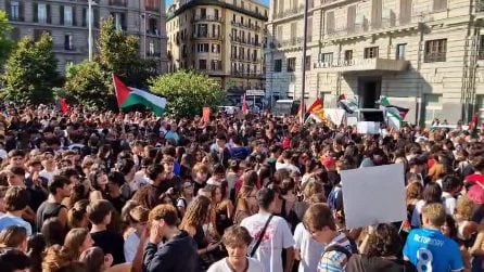 Manifestazione per Gaza oggi a Napoli, migliaia di persone in piazza Garibaldi tra cori e bandiere della Palestina