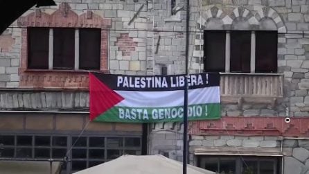 Corteo per Gaza a Genova, in centinaia in piazza sotto la pioggia: porto bloccato