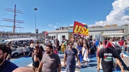 Sciopero per Gaza a Napoli, le immagini del corteo al Porto