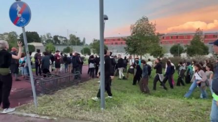 Pro Pal al Beccaria per due minori arrestati, i detenuti sventolano lenzuola infuocate: il video