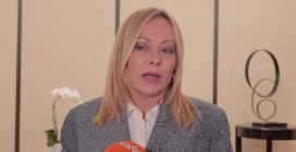 Meloni dice che ci sono politici che le mandano gente sotto casa per insultarla: ma non fa nomi