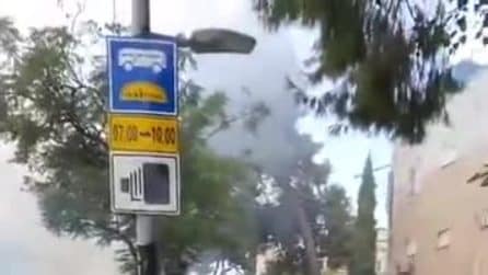 Paura a Tel Aviv: auto esplode in strada, avvolta dalle fiamme 