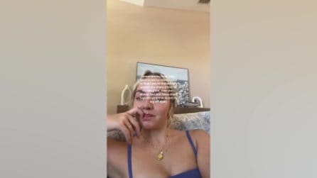Bimba scopre che la madre ha perso la gamba per colpa di uno squalo: la reazione riporta il sorriso