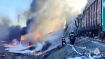 Scontro al passaggio a livello in Russia: treno merci in fiamme dopo la collisione con un camion