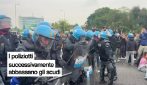 Il discorso della manifestante ai poliziotti schierati con gli scudi: “Siete umani come noi”