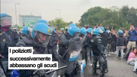Il discorso della manifestante ai poliziotti schierati con gli scudi: “Siete umani come noi”