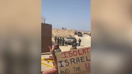 Attivisti israeliani irrompono a Gaza per chiedere la fine del genocidio