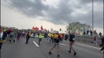 Tangenziale est di Milano bloccata dai manifestanti proPal: "Siamo la nuova resistenza"