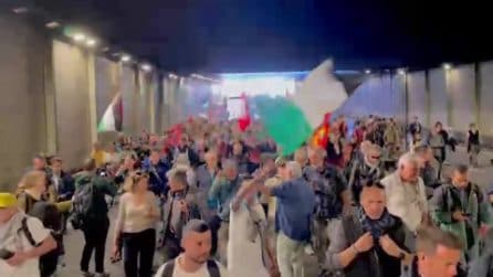 Il corteo prosegue a Roma: la manifestazione continua in tangenziale, blocca le strade della città