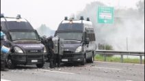 Sciopero a Milano per Gaza, lanci di sassi e fumogeni tra polizia e manifestanti in tangenziale