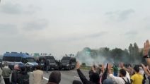 Sciopero per Gaza e Flotilla, a Milano i manifestanti cantano “Bella Ciao” durante lancio fumogeni