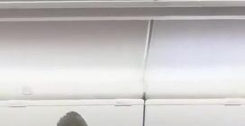 Paura su aereo Ryanair: prova ad aprire il portellone mentre è in volo, rischia 5 anni di carcere