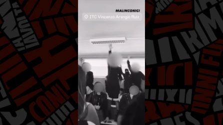 Gridano "Duce!" a braccio teso: saluti romani e cori fascisti in una scuola di Roma