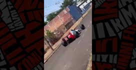 Un uomo a bordo della McLaren di Senna in strada