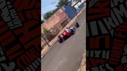 Un uomo a bordo della McLaren di Senna in strada