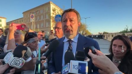 Salvini contestato a Livorno con lancio di uova e oggetti denuncia "l'odio dei fascisti rossi"