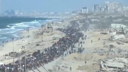 Gaza, migliaia di palestinesi in marcia verso nord dopo il cessate il fuoco