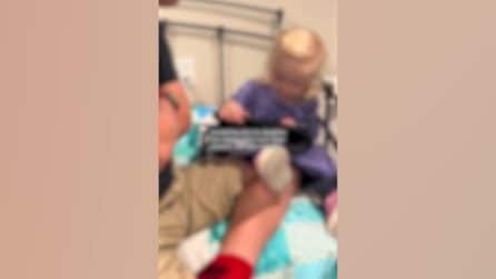Madre scopre l'origine della strana abitudine della bimba: "Imita lo zio con la sindrome di Down"