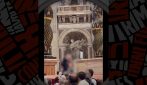 Si cala i pantaloni nella basilica di San Pietro e urina sull'altare della Confessione