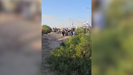 Migliaia in piazza in Israele per attendere gli ostaggi liberati da Hamas