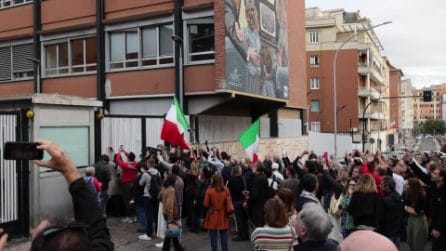 Sigfrido Ranucci si affaccia dalla sede di Report e si commuove, manifestanti: "Siamo noi la scorta"