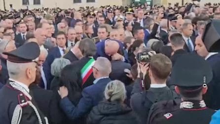 Il saluto ai familiari dei tre carabinieri morti a Castel d'Azzano dopo i funerali