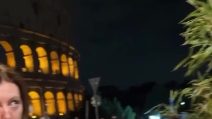 Un topolino a cena al Colosseo: il video virale del roditore che 'spia' la pizza al ristorante