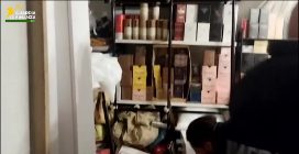 Profumi falsi e cosmetici pericolosi: Guardia di Finanza sequestrata prodotti per 100mila euro
