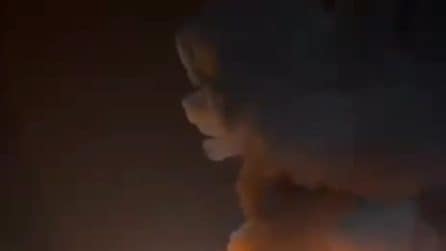 Bus prende fuoco dopo essere stato tamponato, decine di morti in India