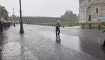 Maltempo, a Pisa allagamenti vicino alla Torre pendente