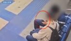 "Dammi il codice di sblocco del cellulare o ti accoltello": il rapinatore della metro blu a Milano