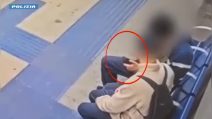 "Dammi il codice di sblocco del cellulare o ti accoltello": il rapinatore della metro blu a Milano