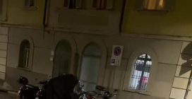 Nella sede dei giovani di FdI si cantano Camicia nera e inni al duce: il video a Parma