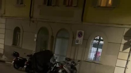 Nella sede dei giovani di FdI si cantano Camicia nera e inni al duce: il video a Parma