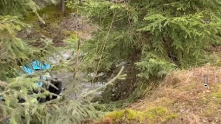 Scuolabus esce di strada in Valtellina e precipita in un torrente: feriti 4 studenti e il conducente