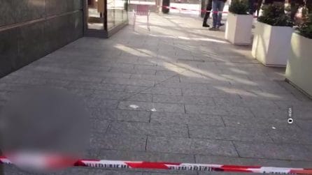 Donna di 43 anni accoltellata alle spalle in piazza Gae Aulenti a Milano: è grave