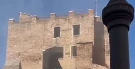 Crolla parte della Torre dei Conti al centro di Roma: quattro feriti, si scava tra le macerie