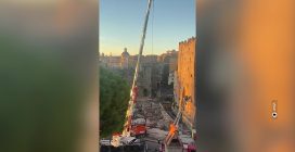 Crollo Torre dei Conti a Roma: operazioni in corso per salvare l'operaio intrappolato fra le macerie