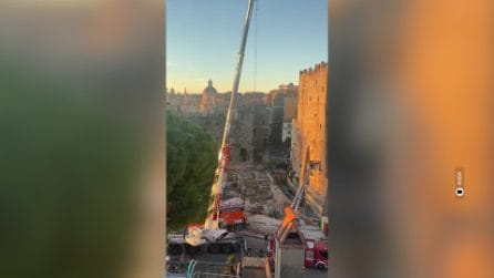 Crollo Torre dei Conti a Roma: operazioni in corso per salvare l'operaio intrappolato fra le macerie
