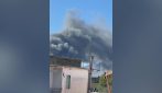 Incendio a Palma Campania, bruciano container di plastica: "Nube di fumo nociva, non uscite di casa"